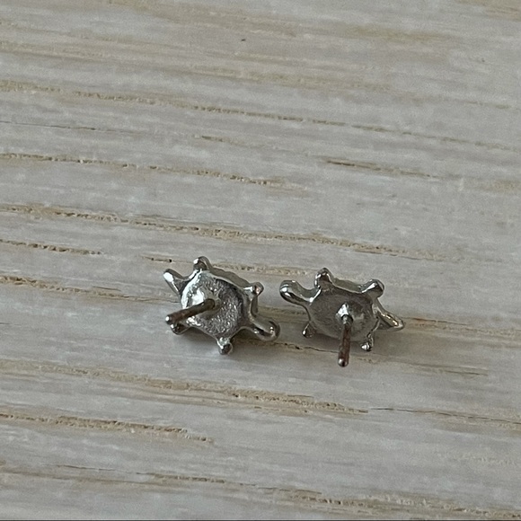 Mini enamel turtle earrings - Picture 7 of 9